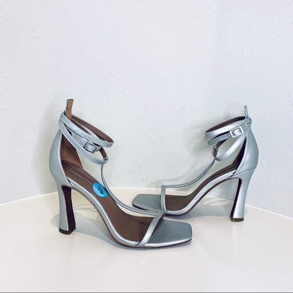 BCBGMAXAZRIA T-Strap Dull Silver Leather Heels Sandals Size 6 NEW - Picture 3 of 8